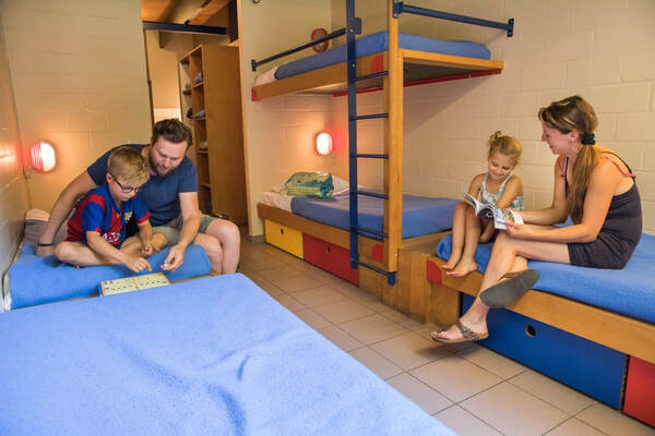 Volwassenen en kinderen op de stapelbedden