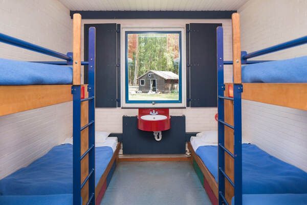 Stapelbedden in een blauwe kamer