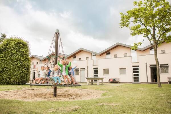 Jeu de plein air sur la pelouse près du bâtiment
