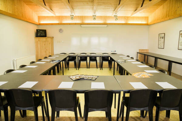 Tables en carré sous un plafond jaune