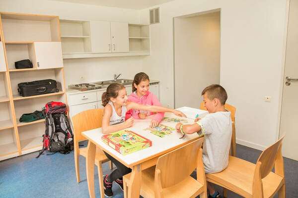 Des enfants jouent à un jeu de société