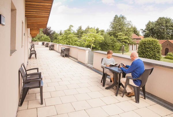 Terrasse couverte avec chaises et tables