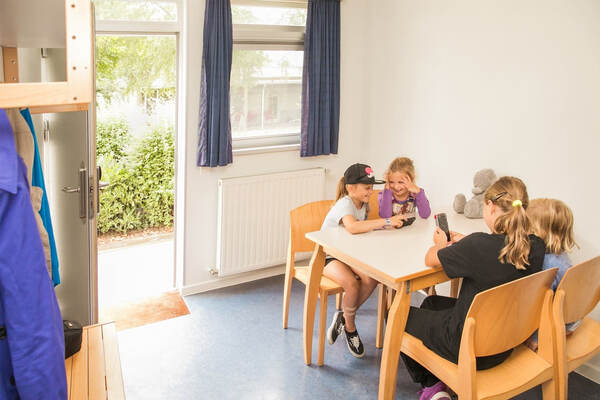 Des filles à table près de la fenêtre