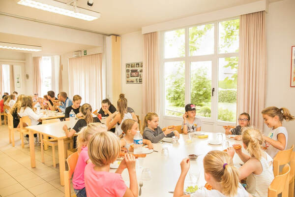 Réfectoire comble avec des enfants à table