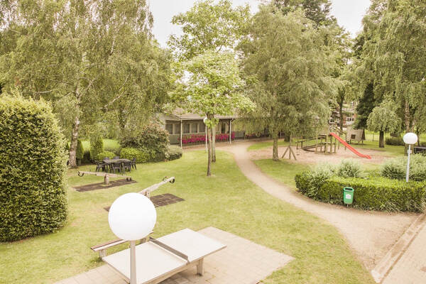 Allée de jardin avec une sculpture sphérique blanche