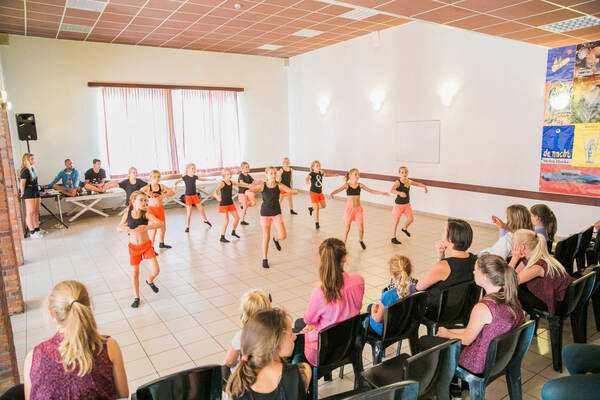 Des enfants bougent dans la salle de sport