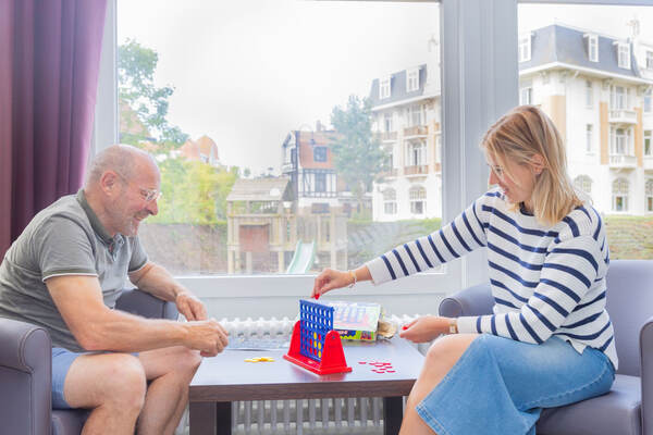 Deux hôtes jouent à un jeu à table