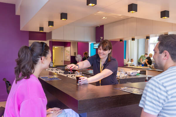 Des hôtes se servent au buffet