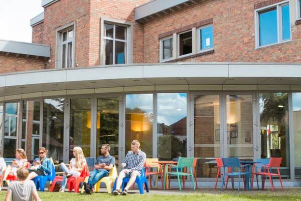 Gasten op het terras voor het gebouw