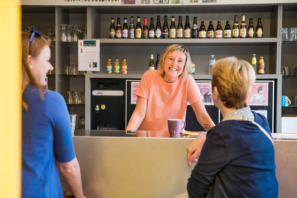 Gasten aan de bar met drankenrek