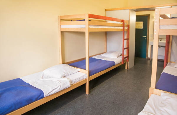 Kamer met een houten stapelbed
