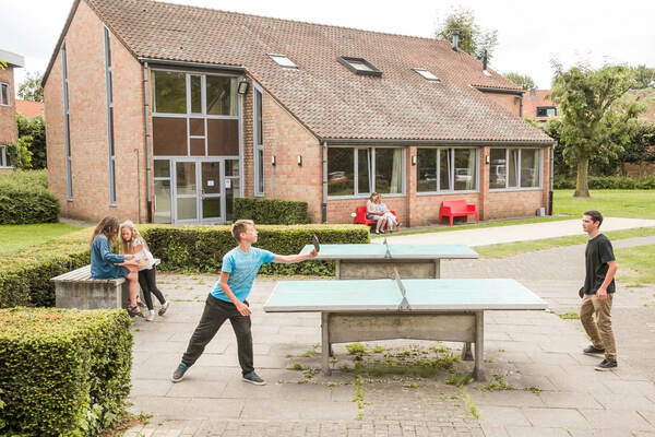 Kinderen spelen pingpong buiten