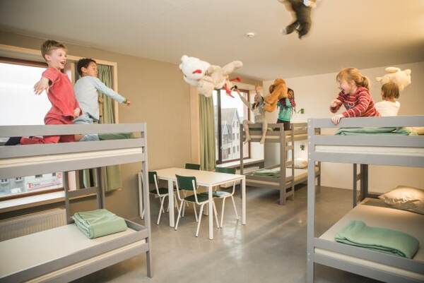 Kinderen klauteren op de stapelbedden