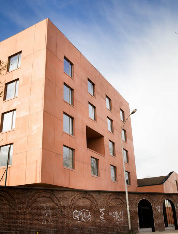 Modern gebouw met roestrode gevel
