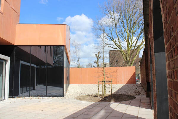 Binnenkoer bij de roestrode gevel