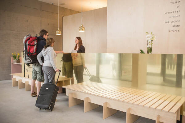 Gasten met bagage in de lobby