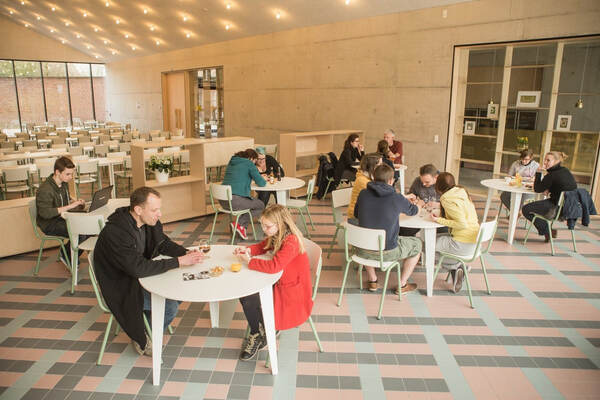 Gasten aan tafel in de cafetaria