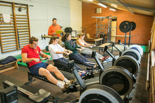 Roeitoestellen en wandrek in de fitnessruimte