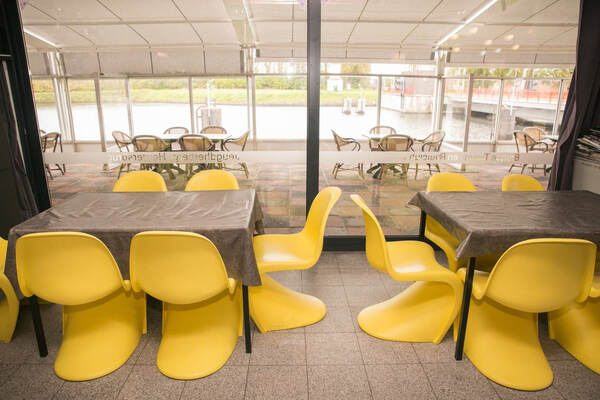 Eetruimte met gele stoelen
