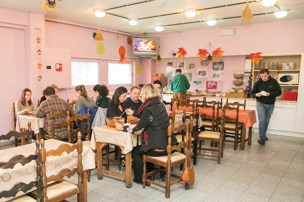 Gasten aan tafel in de eetzaal