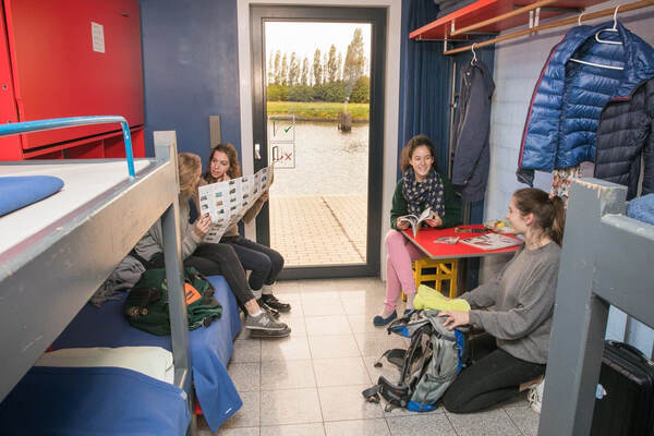 Kinderen met rugzakken op de kamer