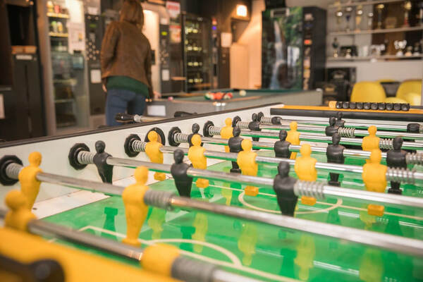 Tafelvoetbalspel in de spelruimte
