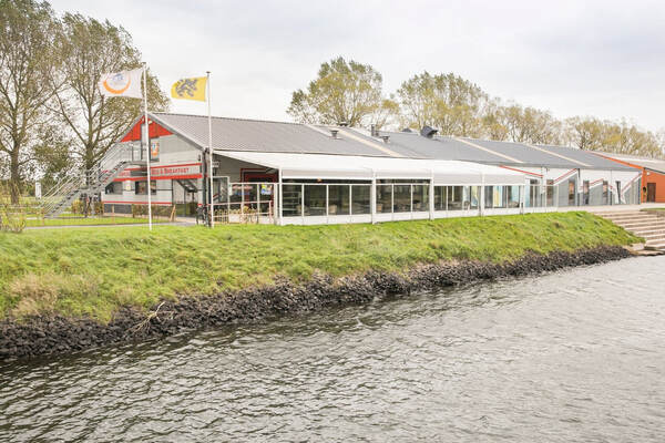 Langgerekt gebouw aan het water