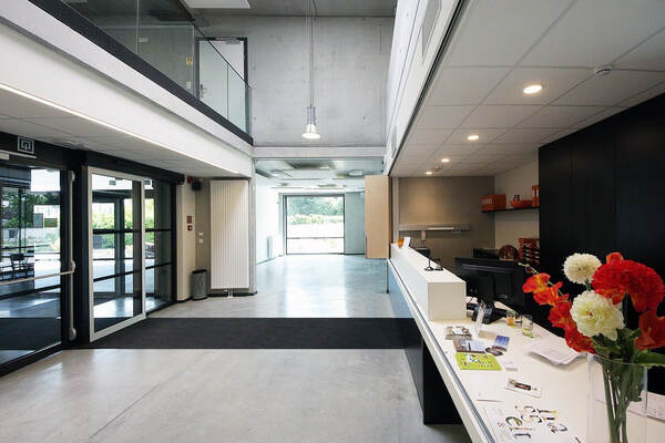 Lange onthaalbalie in de lobby