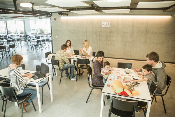 Gasten aan tafel in de eetruimte