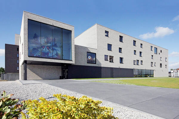 Modern gebouw met een muurschildering