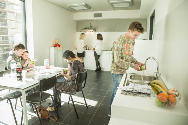 Gast bereidt eten in de gastenkeuken
