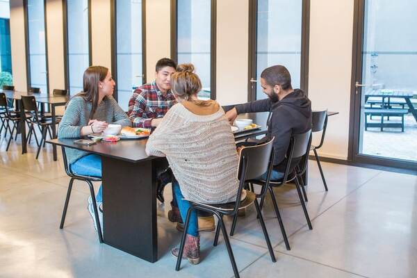 Groep aan tafel in de eetzaal