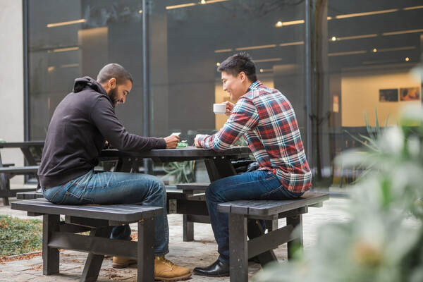 Twee gasten met koffie op het terras