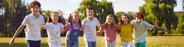 Kinderen rennen hand in hand over het gras
