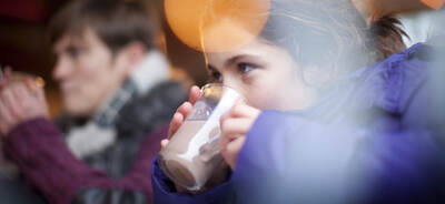 Kind drinkt uit een glas