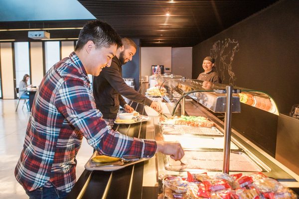 Gasten scheppen op aan het buffet
