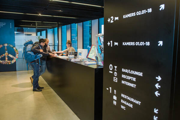 Onthaal met een verlicht informatiebord