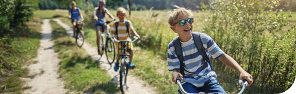 Kinderen fietsen over een landweg
