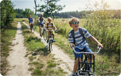 Kinderen fietsen op een onverhard pad