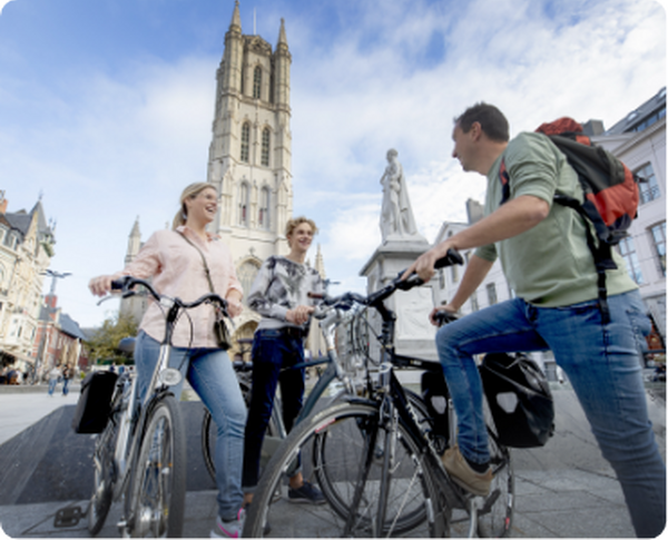 Fietsers voor een kathedraal