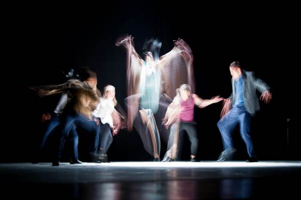 Dansers in beweging op het podium