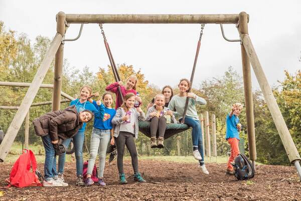 Kinderen op een houten schommel