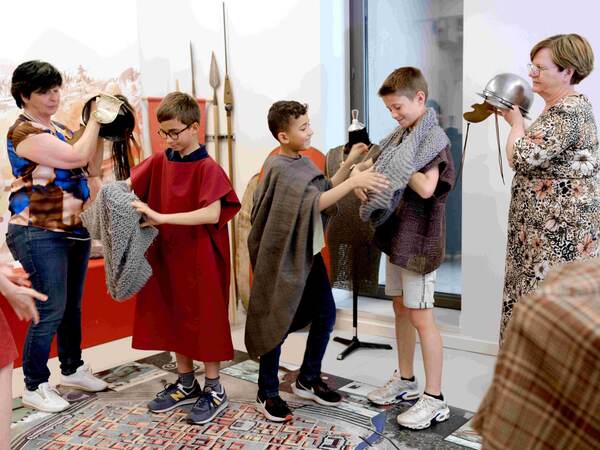 Kinderen in kostuum met een begeleider