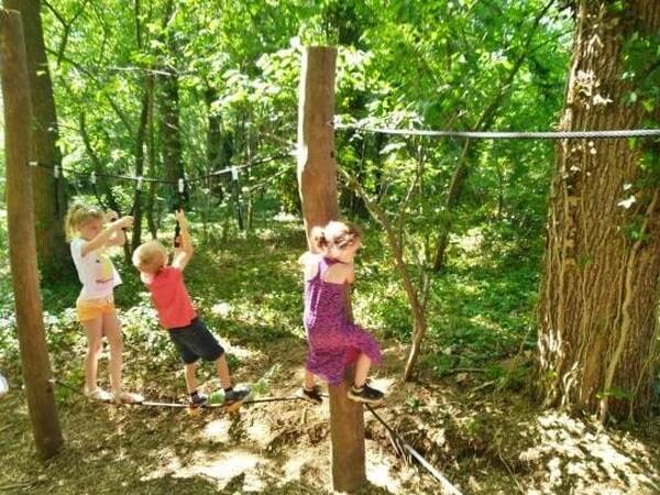 Kinderen op een laag touwenparcours