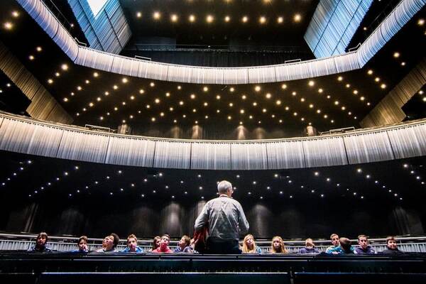 Orkest op het podium in de concertzaal