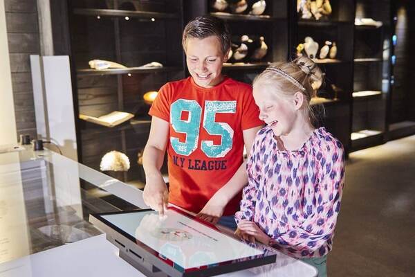 Kinderen bedienen een touchscreen