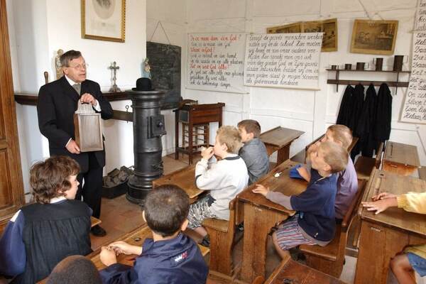 Kinderen in een historisch klaslokaal