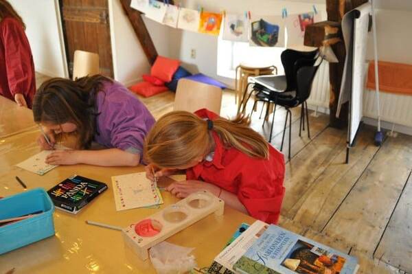 Kinderen knutselen aan tafel