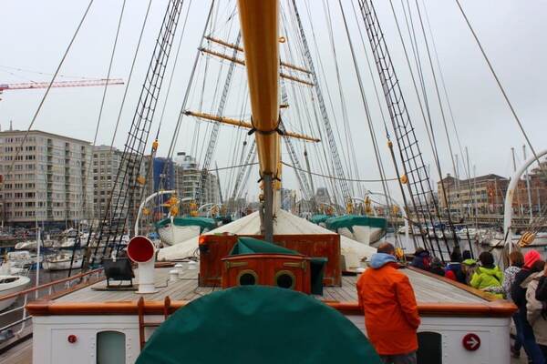Masten van het zeilschip in de haven