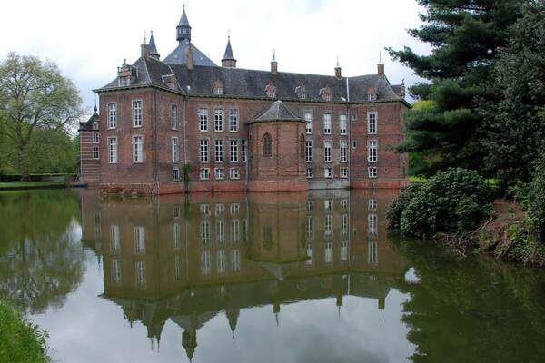 Kasteel weerspiegeld in de slotgracht